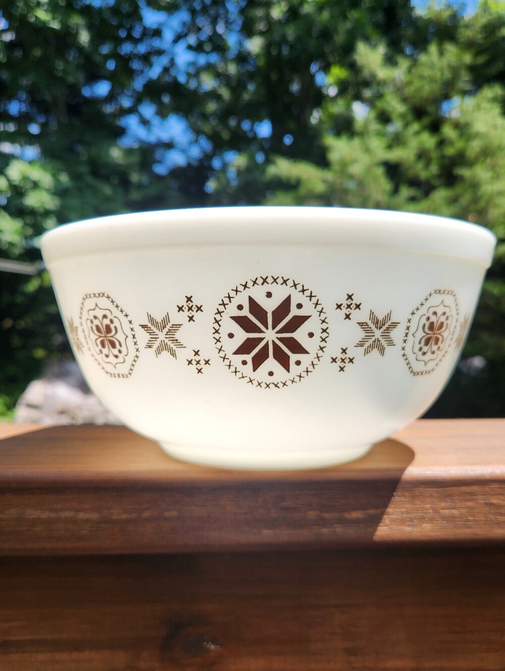 Pyrex #403 Town & Country Mixing Bowl w/ Snowflake Medallion Pattern 2.5 Quart